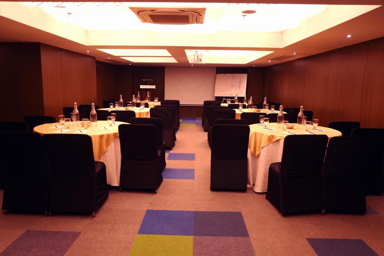 Royal Orchid Golden Suites Pune Eksteriør billede