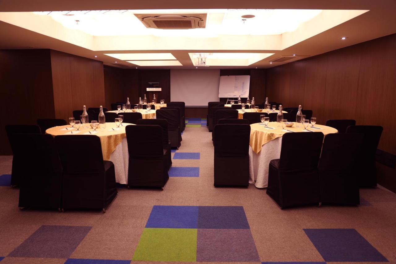 Royal Orchid Golden Suites Pune Eksteriør billede