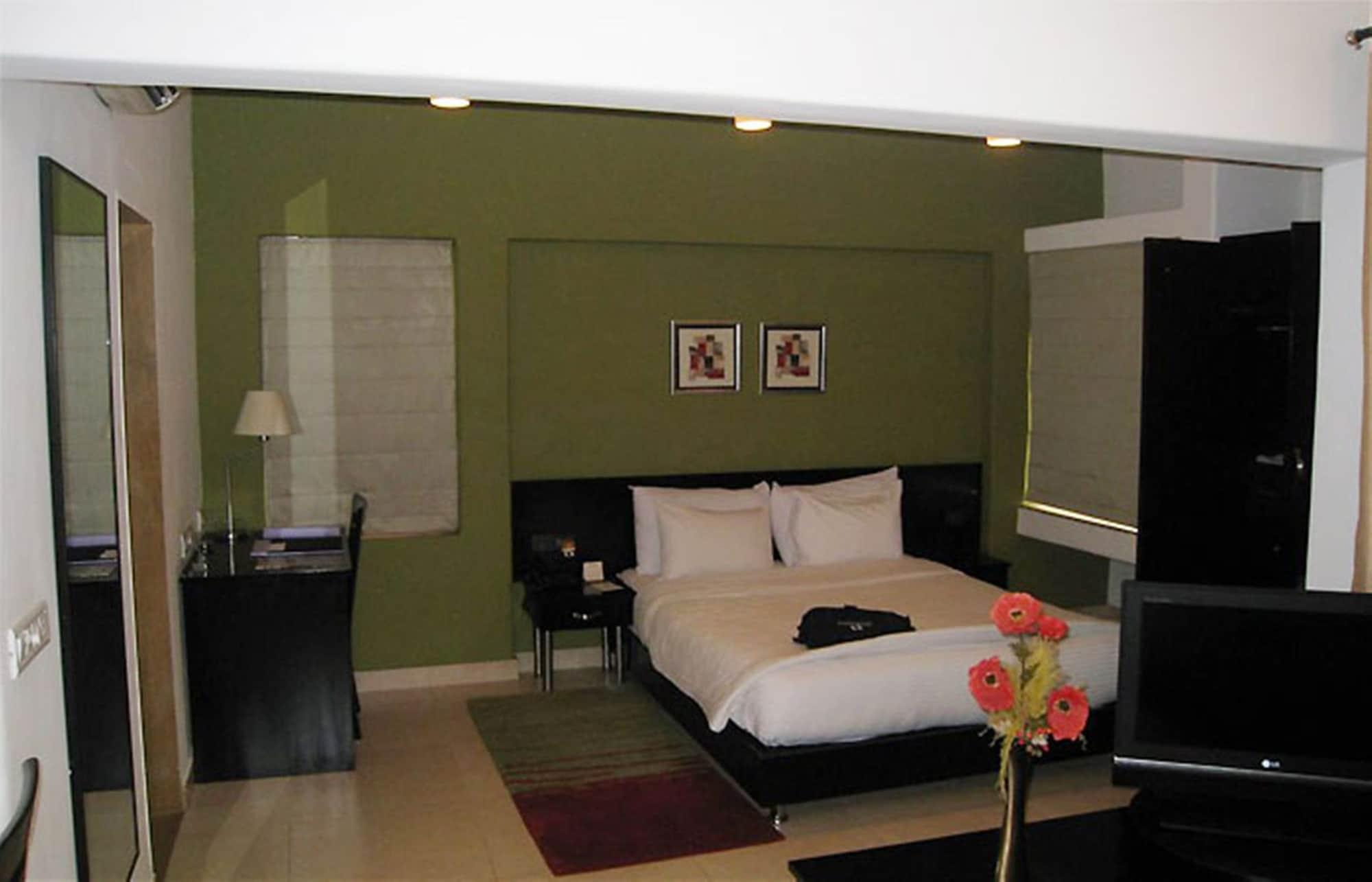 Royal Orchid Golden Suites Pune Eksteriør billede