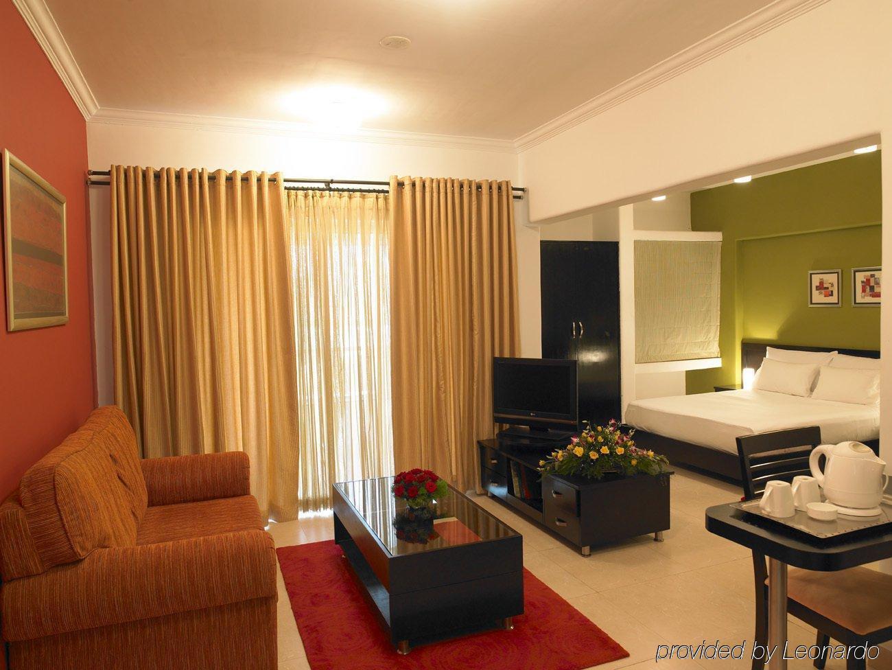 Royal Orchid Golden Suites Pune Værelse billede
