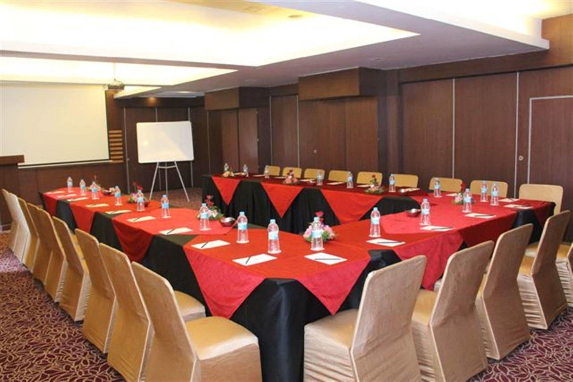 Royal Orchid Golden Suites Pune Eksteriør billede