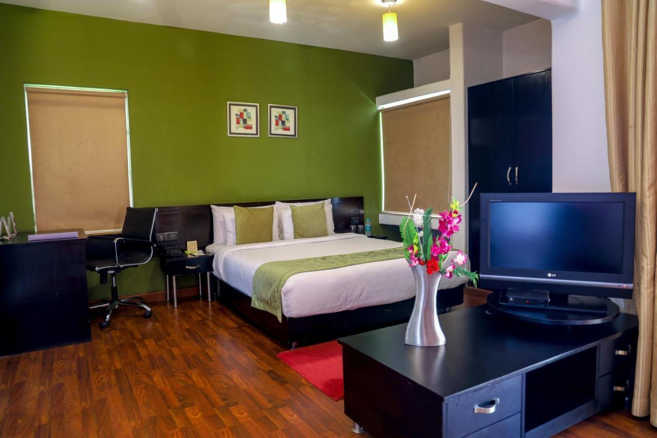 Royal Orchid Golden Suites Pune Eksteriør billede